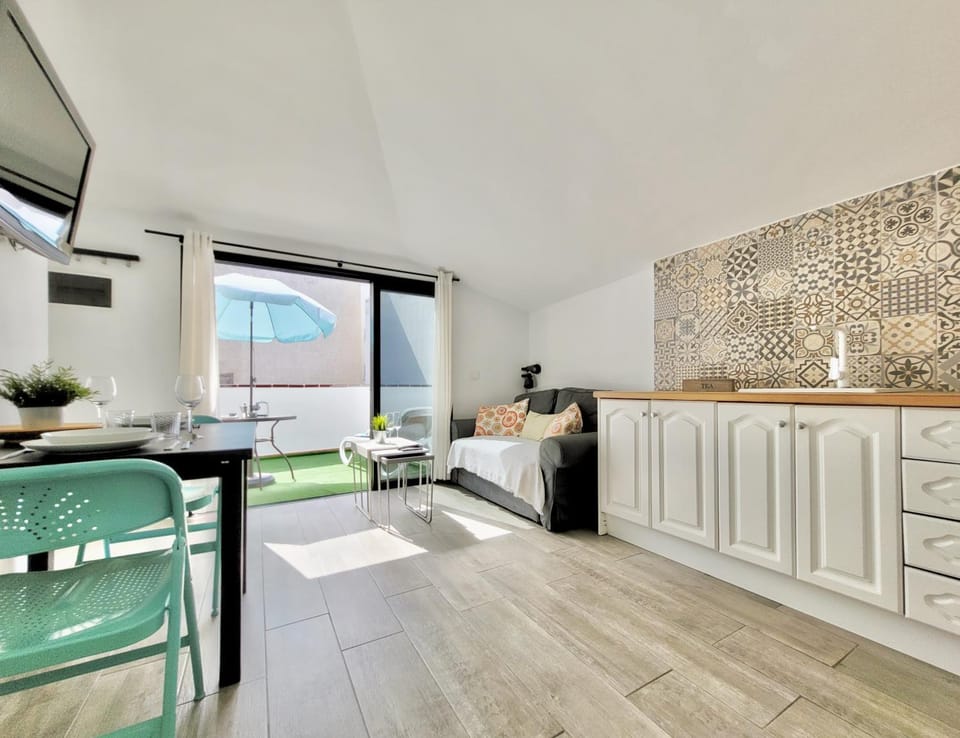 TV and multimedia, Kitchen or kitchenette, Living room, Seating area, Dining area