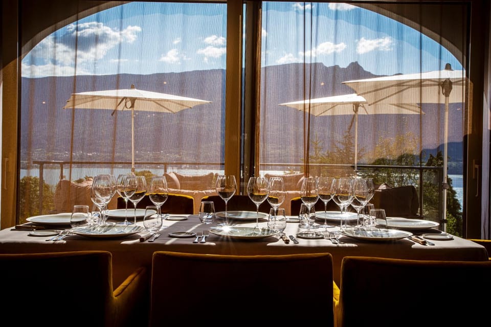 Restaurant/places to eat, Day, Natural landscape, Dining area, Mountain view