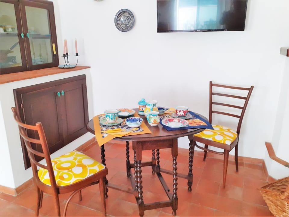 TV and multimedia, Coffee/tea facilities, Living room, Seating area, Breakfast