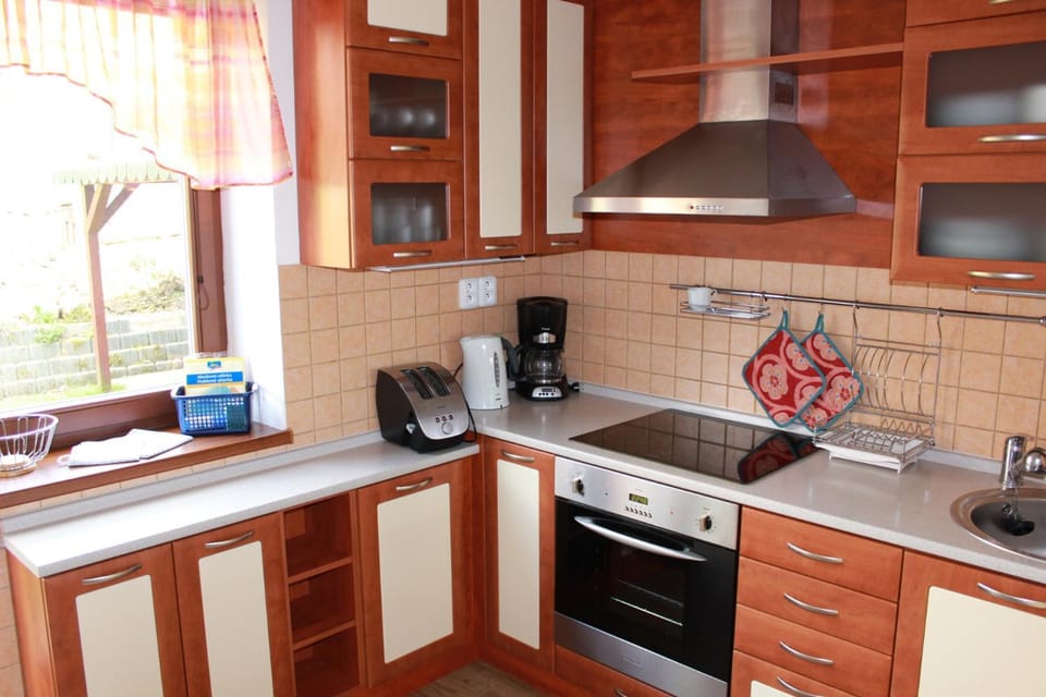Coffee/tea facilities, Kitchen or kitchenette, stove