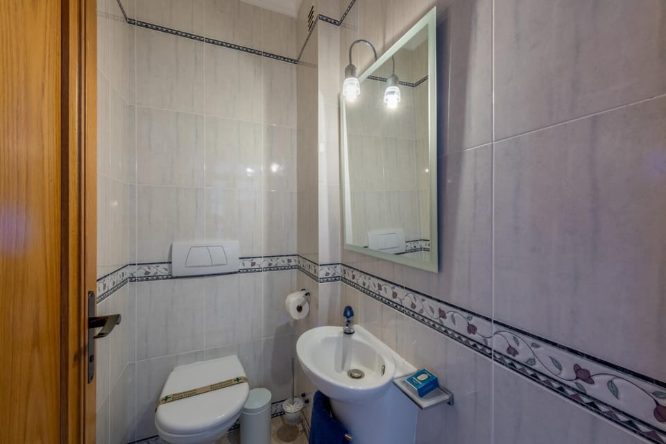 Toilet, Bathroom, towels
