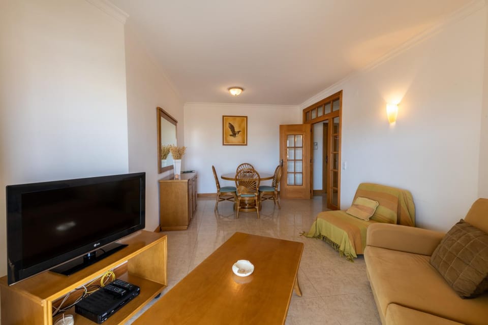 TV and multimedia, Living room, Seating area, locker