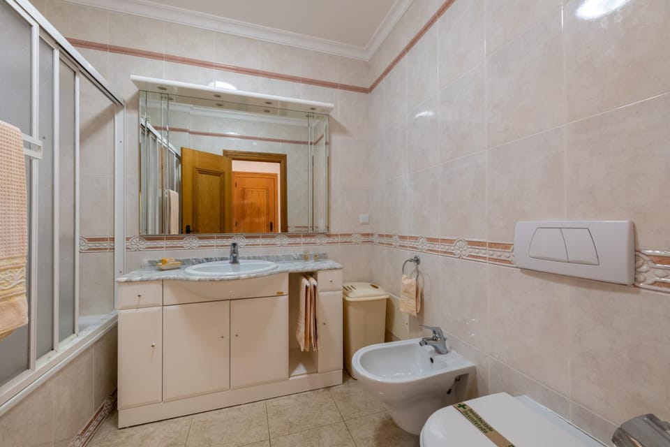 Shower, Toilet, Bathroom, Bath, bidet, towels