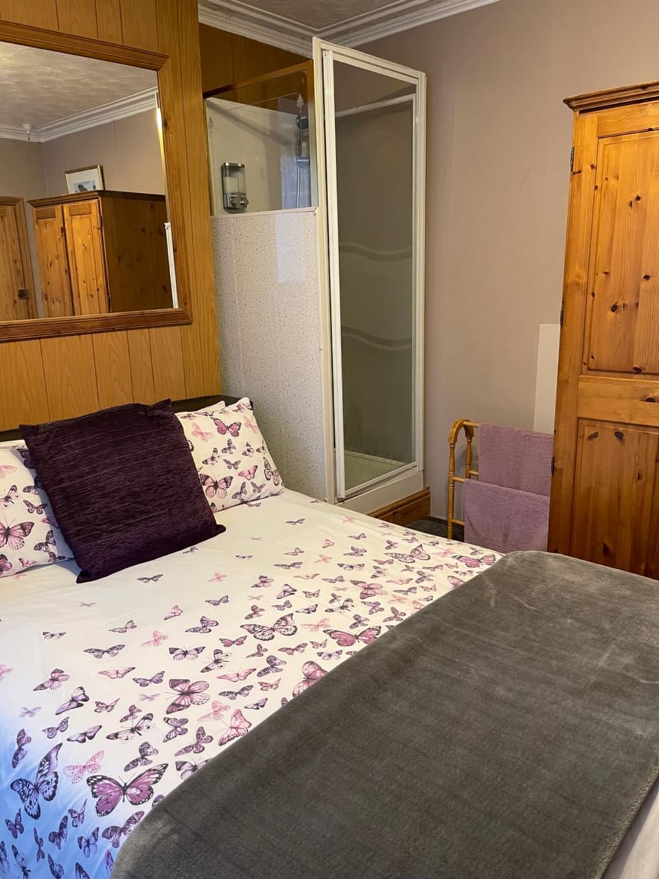 ROOM with SHOWER, TOILET and KITCHENETTE Bed and Breakfast in Tonbridge and Malling District