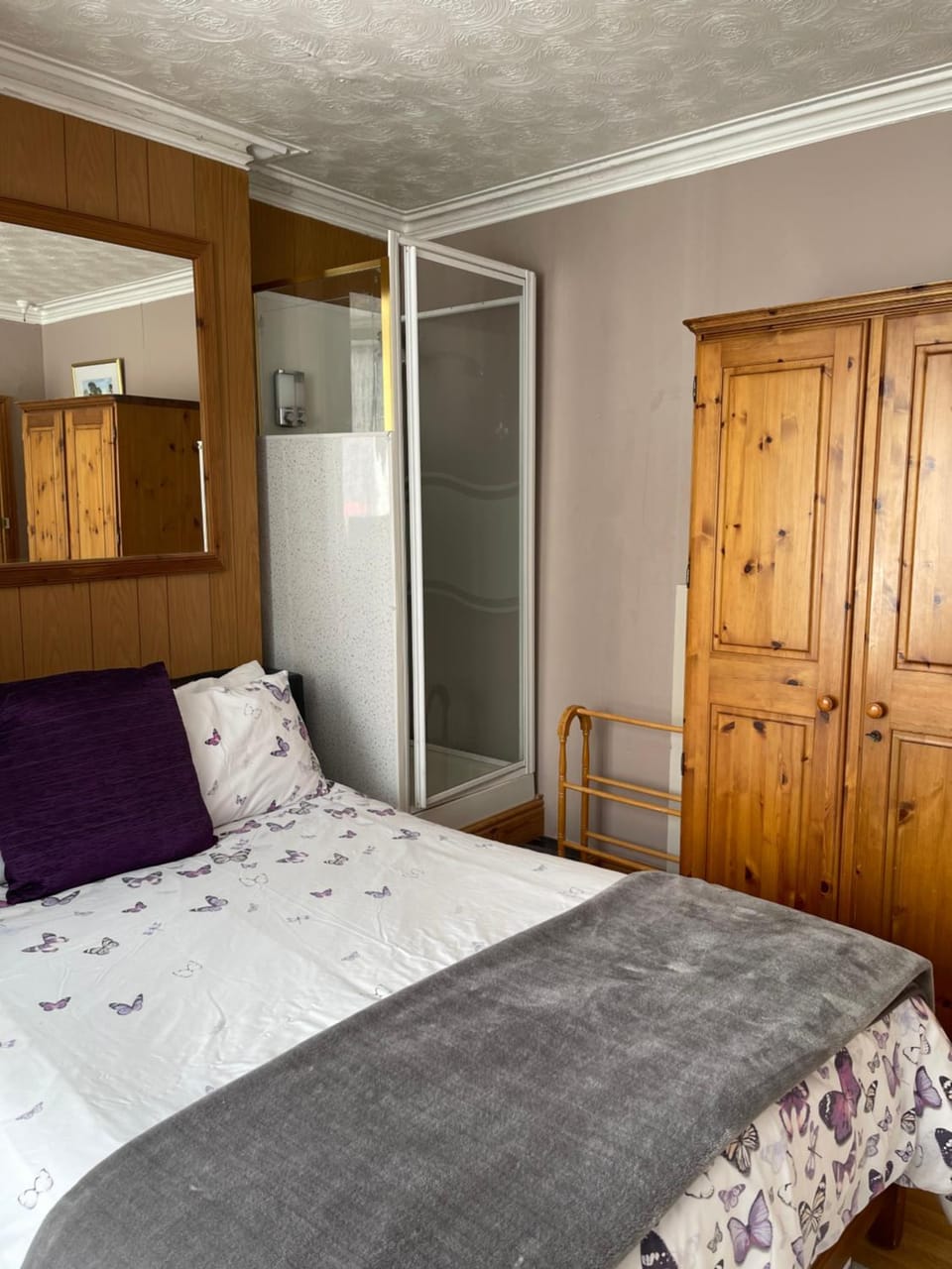 ROOM with SHOWER, TOILET and KITCHENETTE Bed and Breakfast in Tonbridge and Malling District