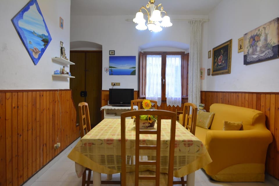 Communal lounge/ TV room, Living room, Seating area, Dining area, Family