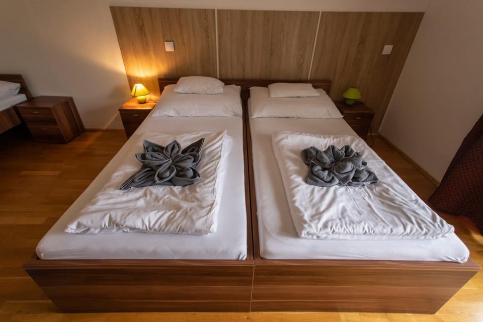 Bed, Bedroom, towels