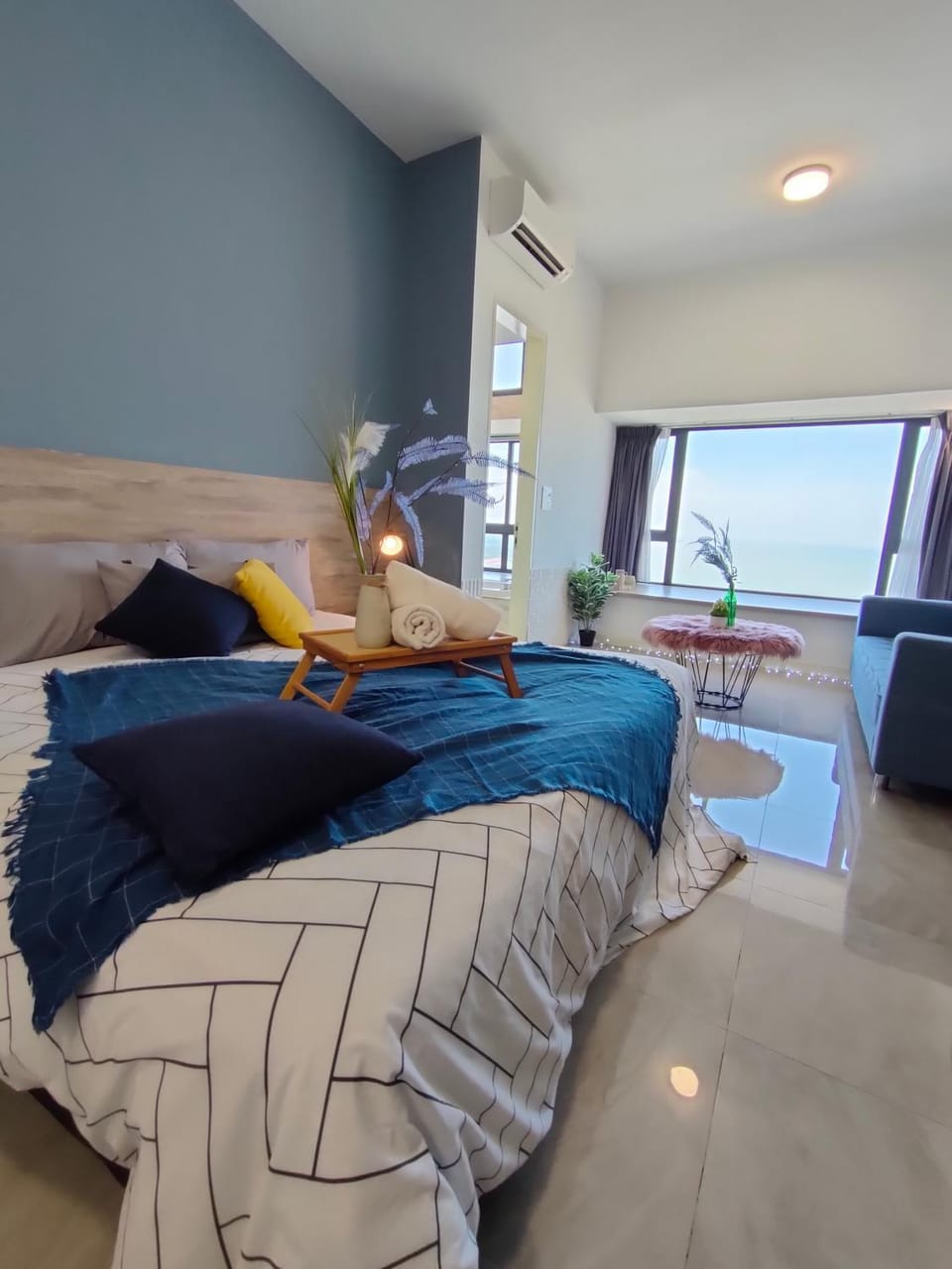 Bed, Living room, Photo of the whole room, Seating area, Bedroom