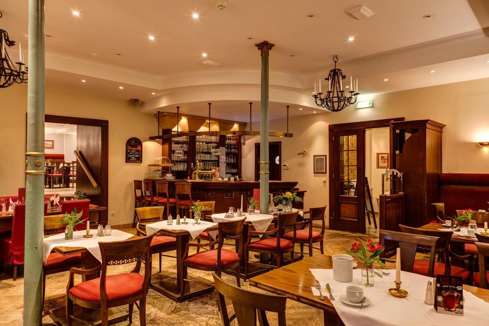 Restaurant/places to eat, Restaurant/places to eat