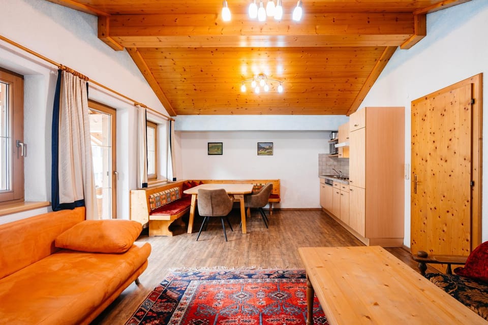 Living room, Photo of the whole room, Seating area, Dining area, kitchen