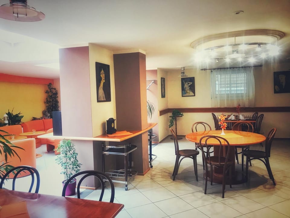 Seating area, Dining area