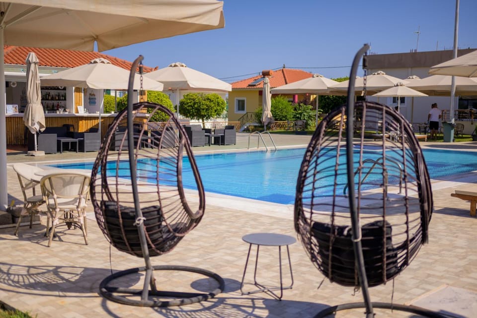 Swimming pool, sunbed