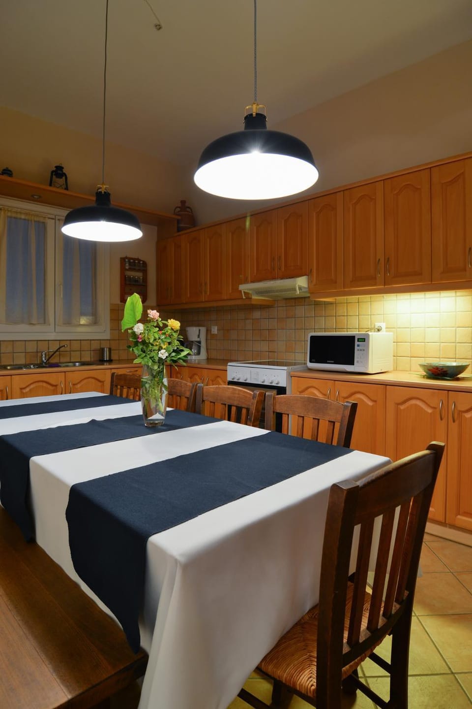 Kitchen or kitchenette, Dining area, stove
