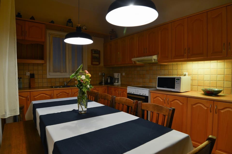Kitchen or kitchenette, Dining area, pet friendly, stove