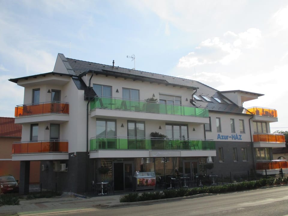 Facade/entrance