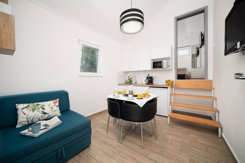 Kitchen or kitchenette, Living room, Seating area, Dining area