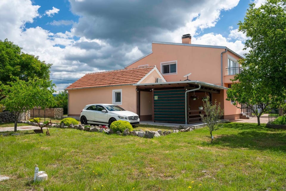 Property building, Spring, Day, Natural landscape, Garden, Garden view, Parking