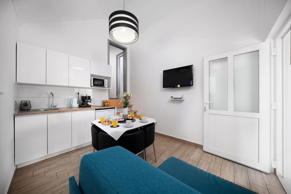 TV and multimedia, Coffee/tea facilities, Kitchen or kitchenette, Living room, Seating area, Dining area, stove