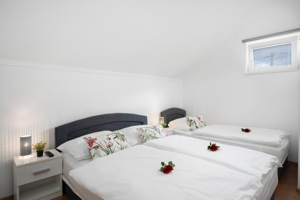 Bed, Bedroom, towels