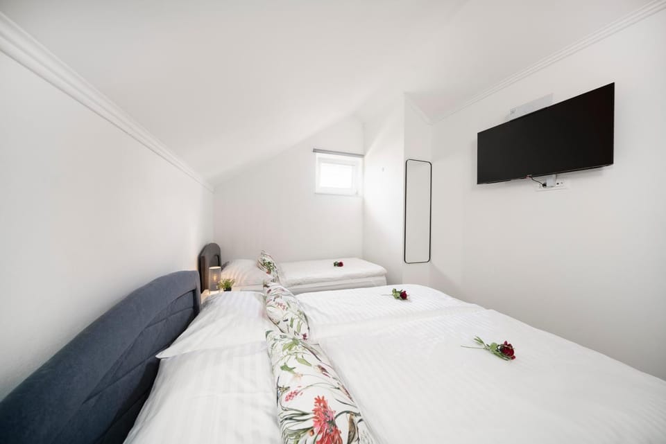 Bed, TV and multimedia, Bedroom, towels