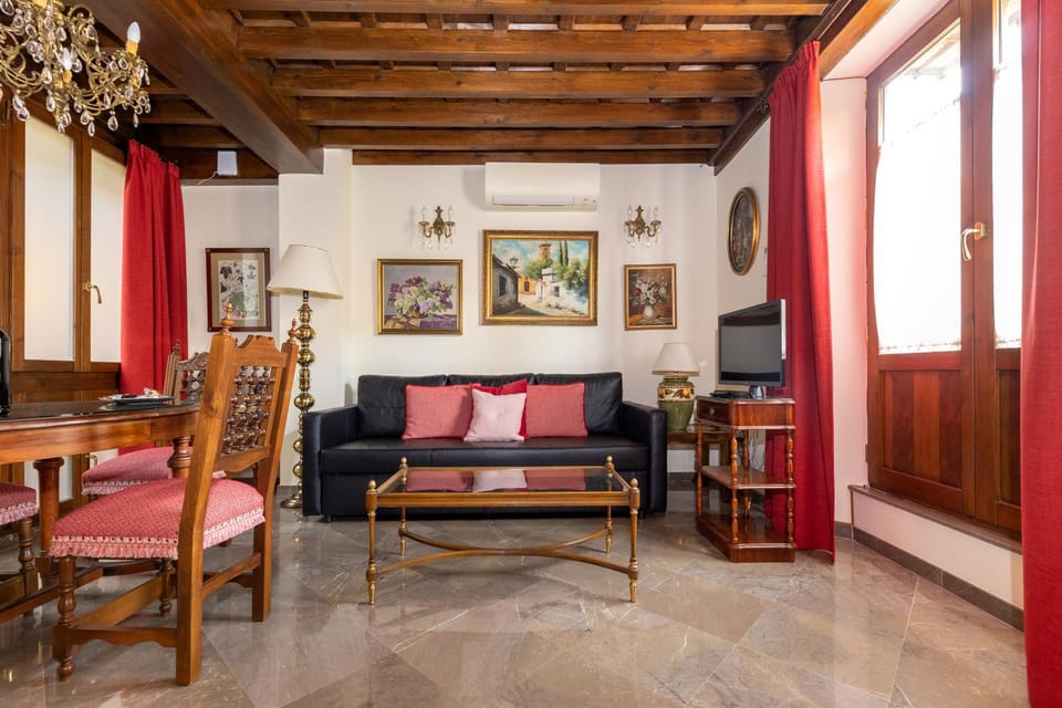 Bed, TV and multimedia, Living room, Seating area, Dining area