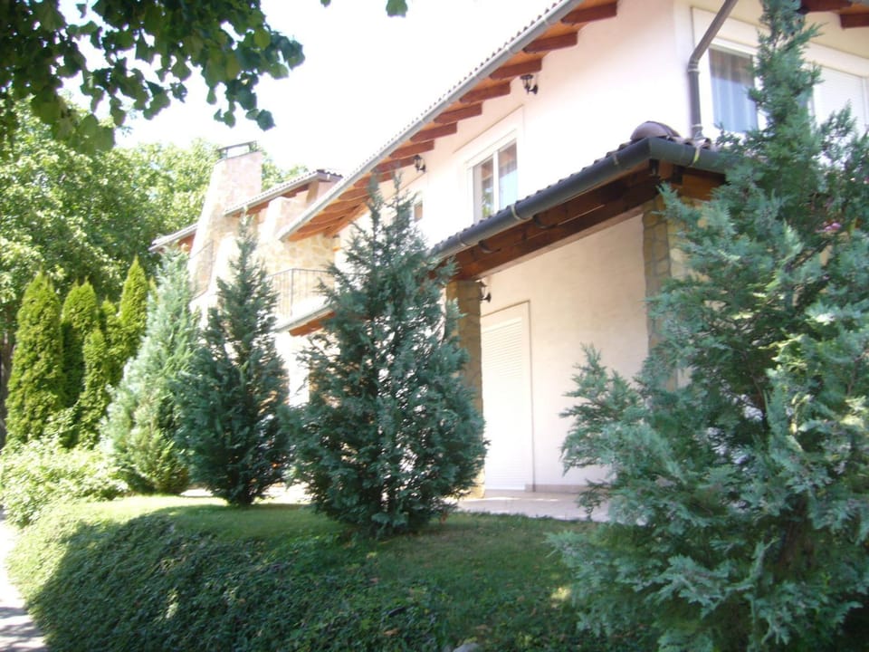 Facade/entrance, Day, Garden