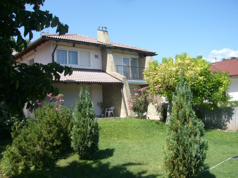 Property building, Day, Garden