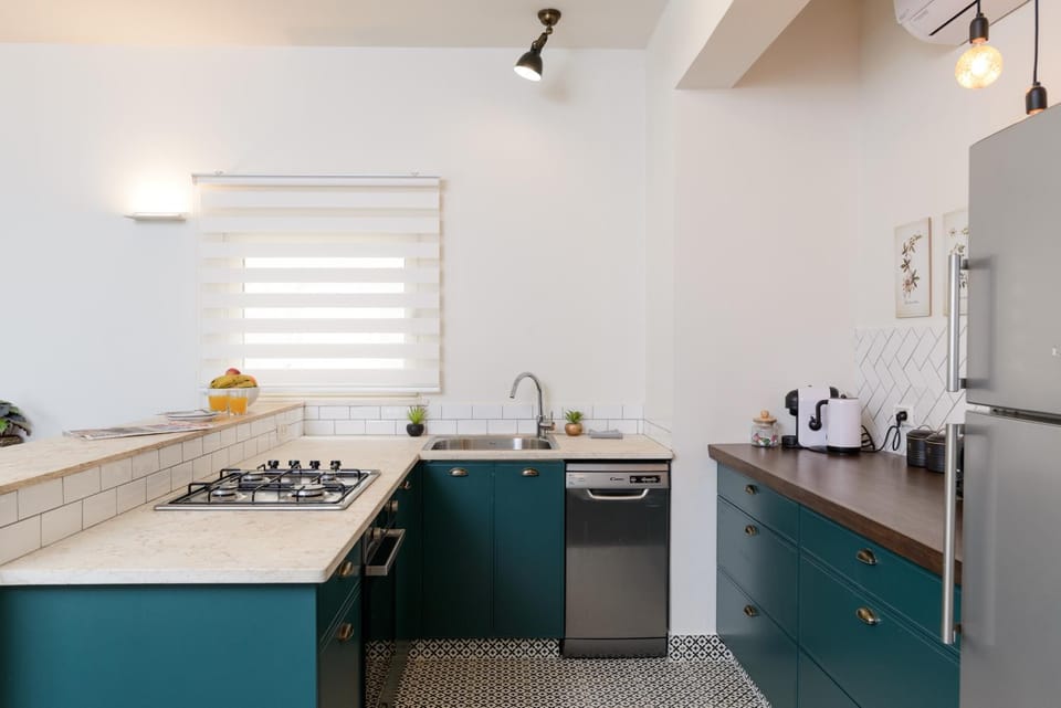 Kitchen or kitchenette, dishwasher, stove