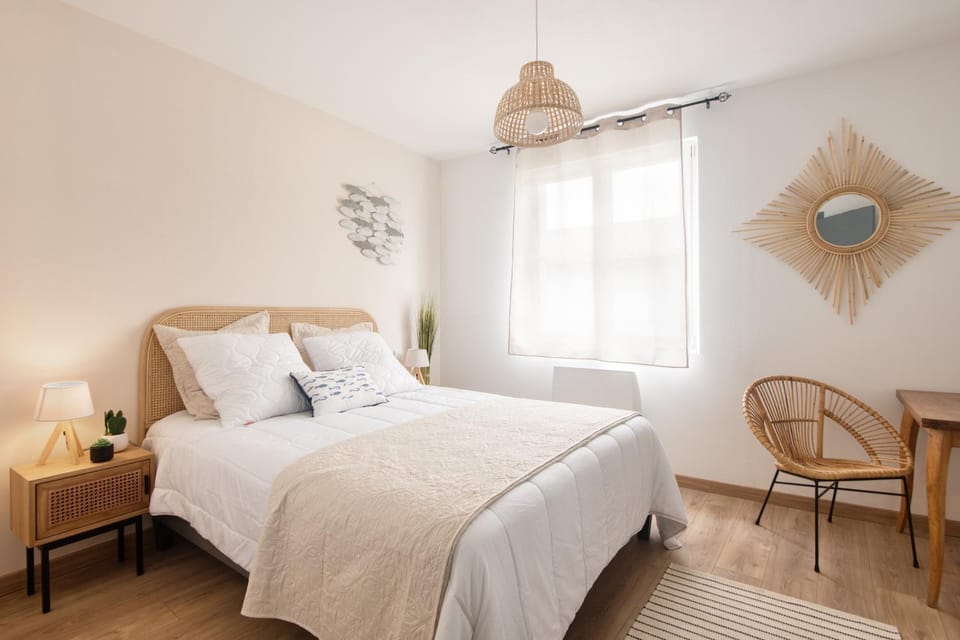 Bed, Photo of the whole room, Bedroom