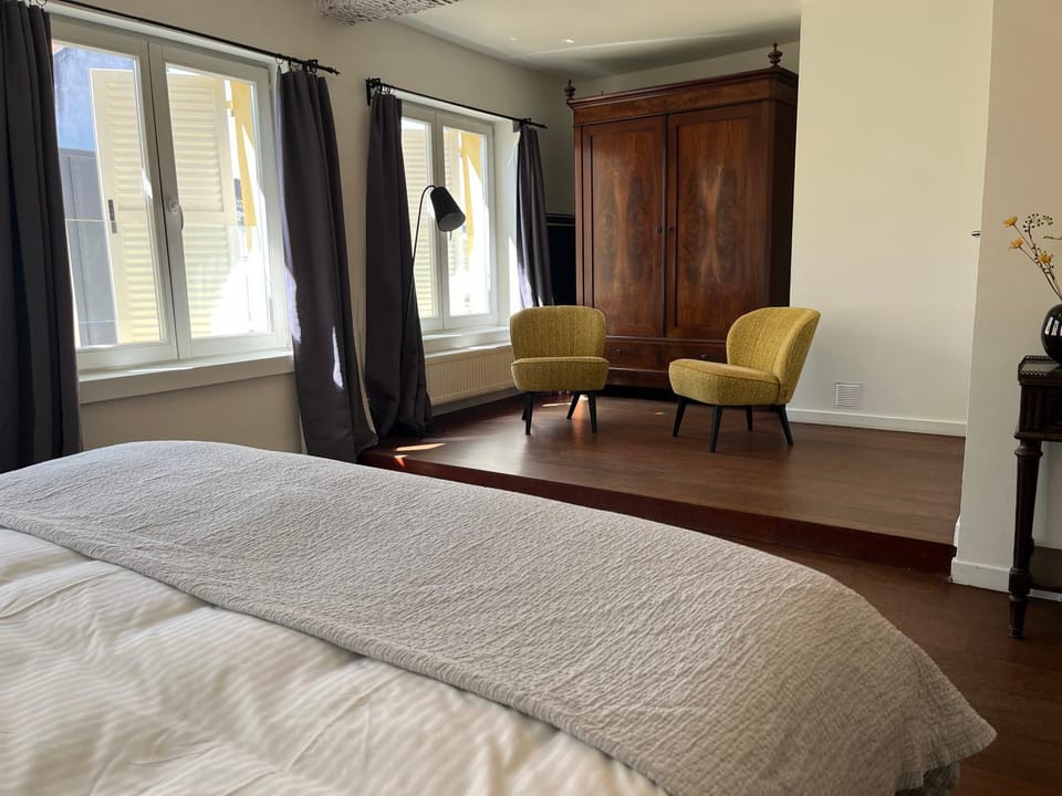 Bed, Photo of the whole room, Seating area