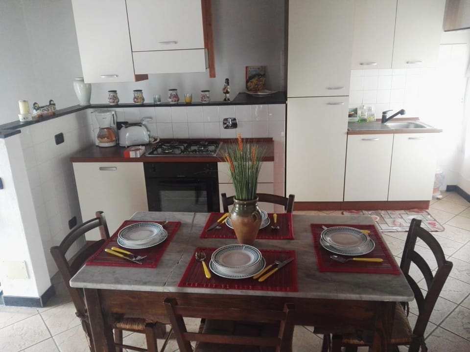 Kitchen or kitchenette, Dining area, oven, stove, toaster