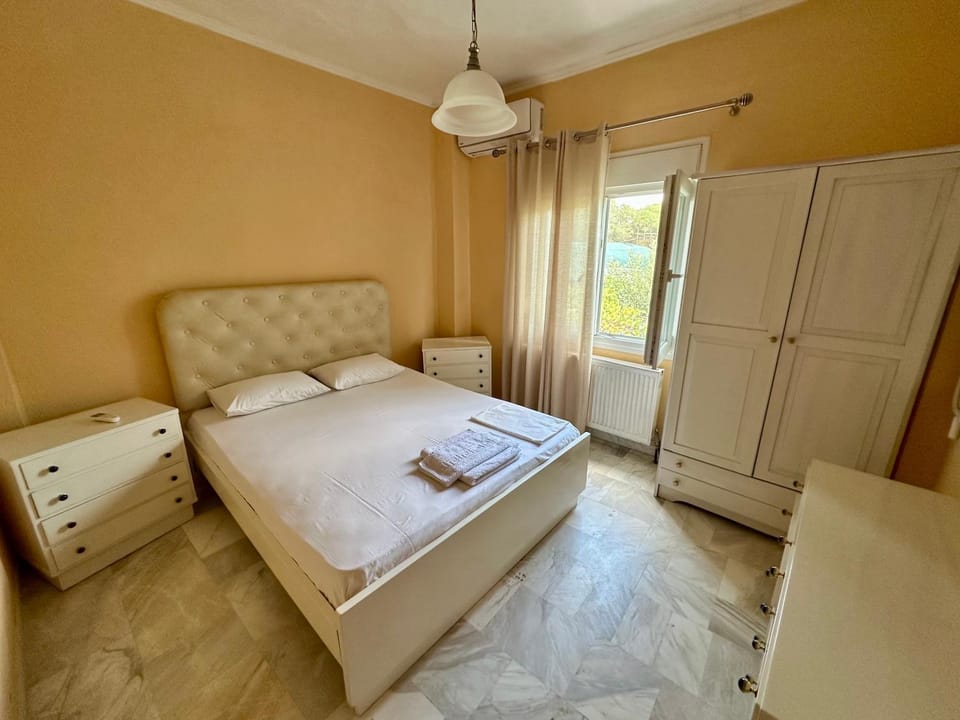 Bed, Photo of the whole room, Bedroom, wardrobe