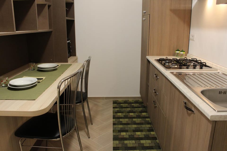 Kitchen or kitchenette, Dining area