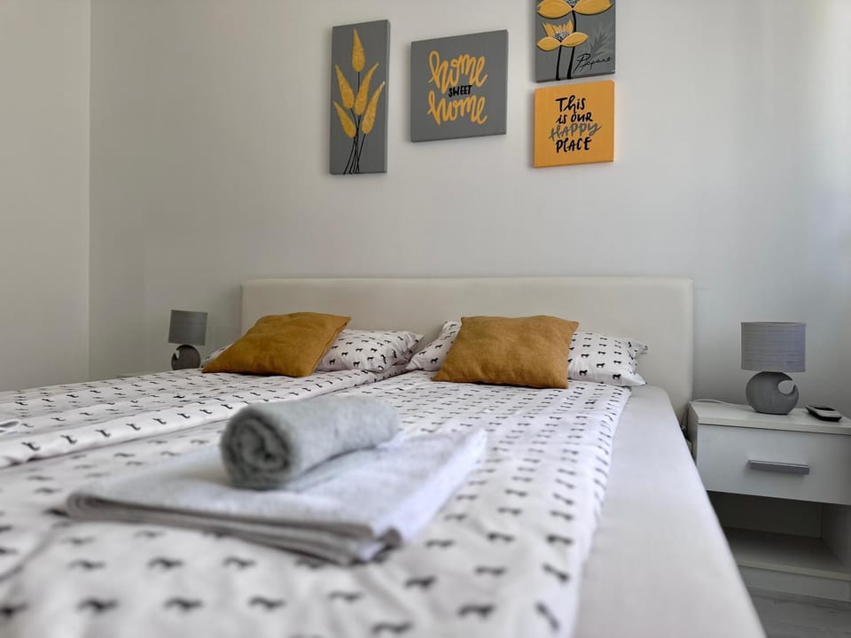 Bed, Bedroom, towels