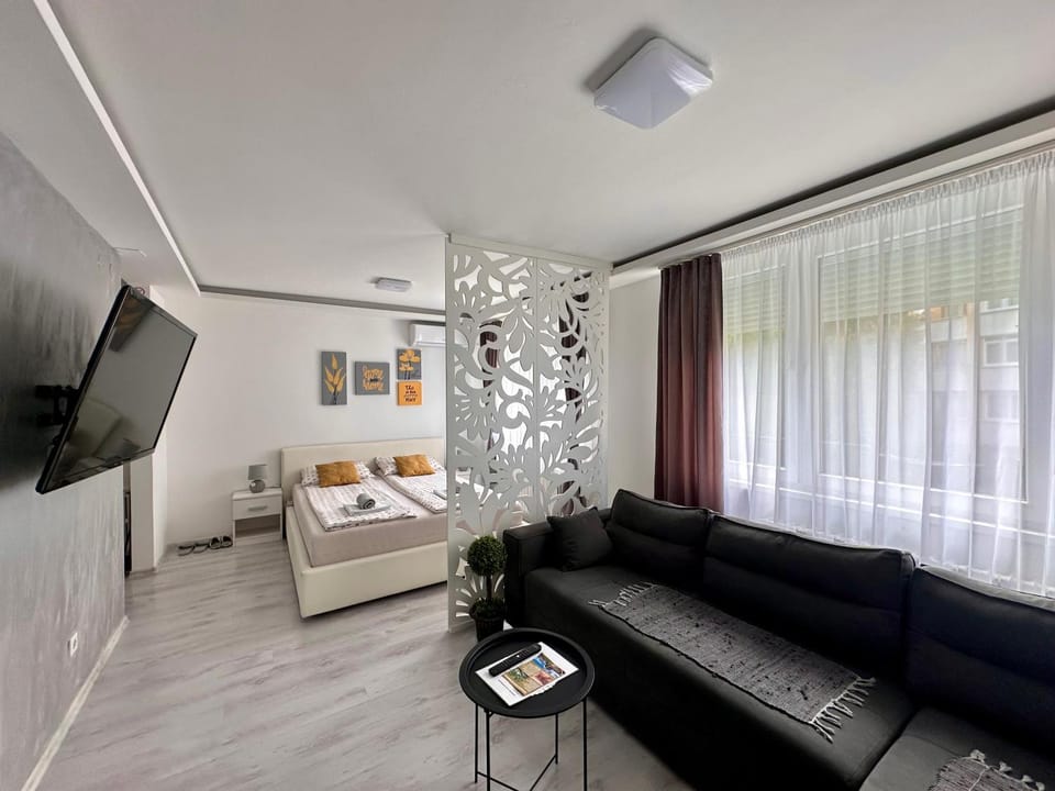 Bed, TV and multimedia, Living room, Seating area, Bedroom