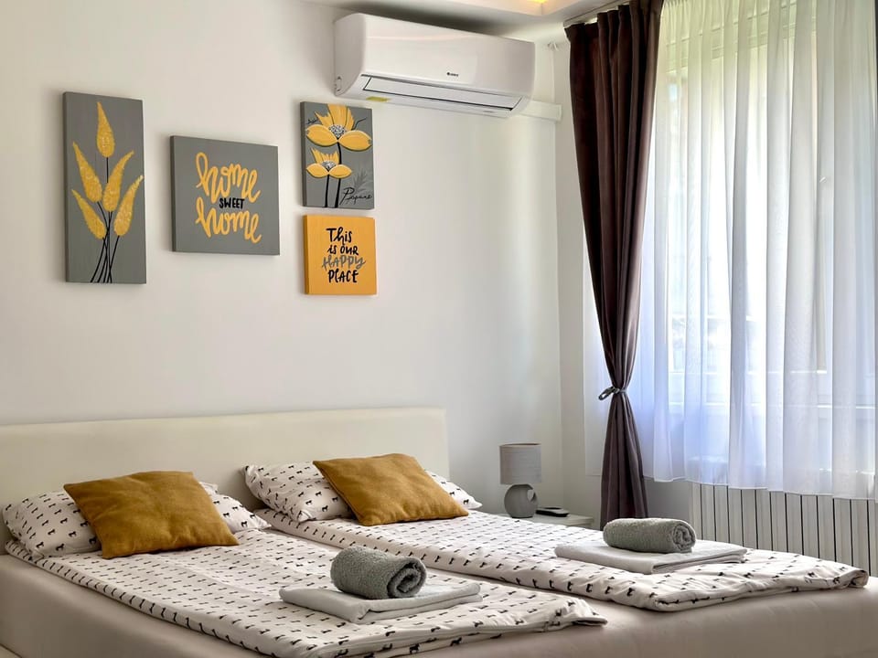 Bed, Bedroom, towels, air conditioner
