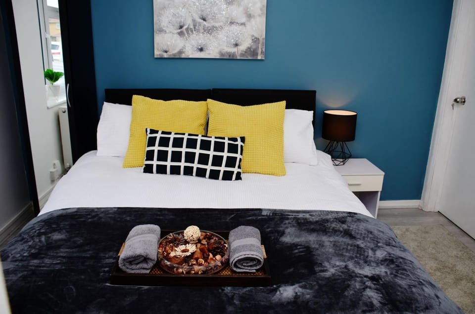Property building, Bed, Photo of the whole room, Bedroom
