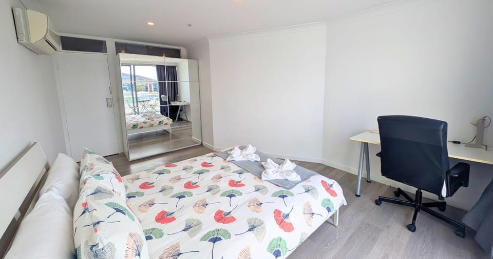 Dana-Cozy Private Room in Shared Central Apt-Rm 2 Apartment in Canberra