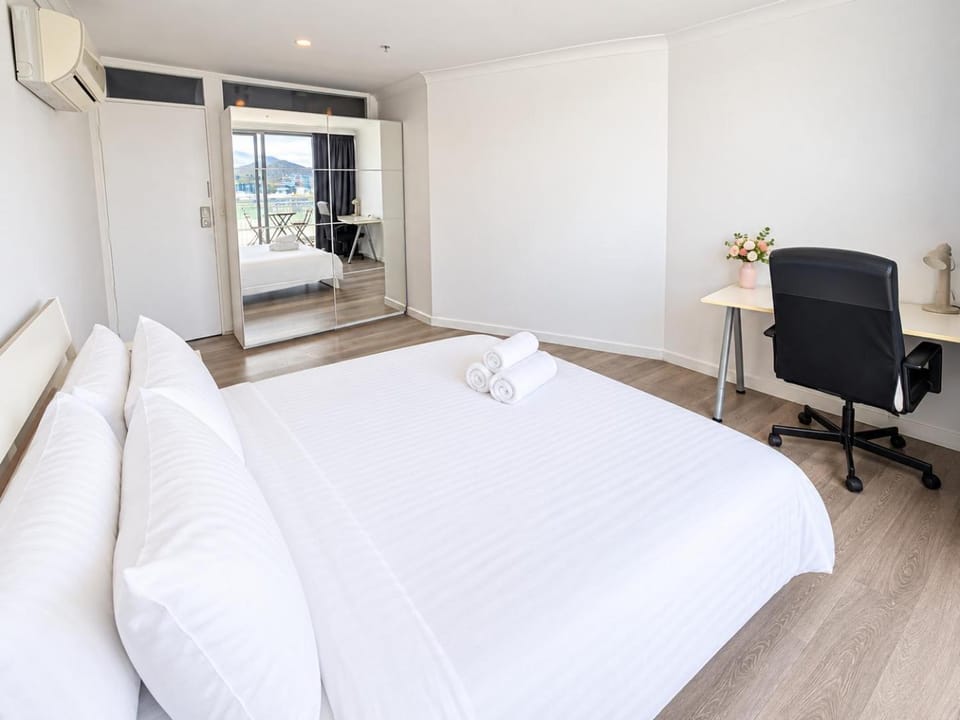 Bedroom, air conditioner