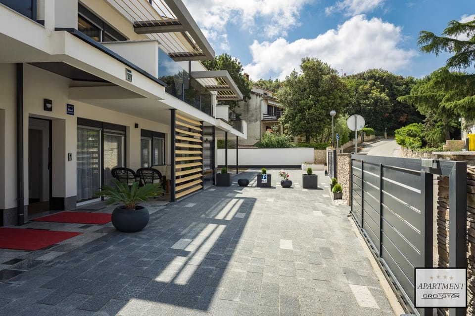 Property building, Patio, Balcony/Terrace, Garden view