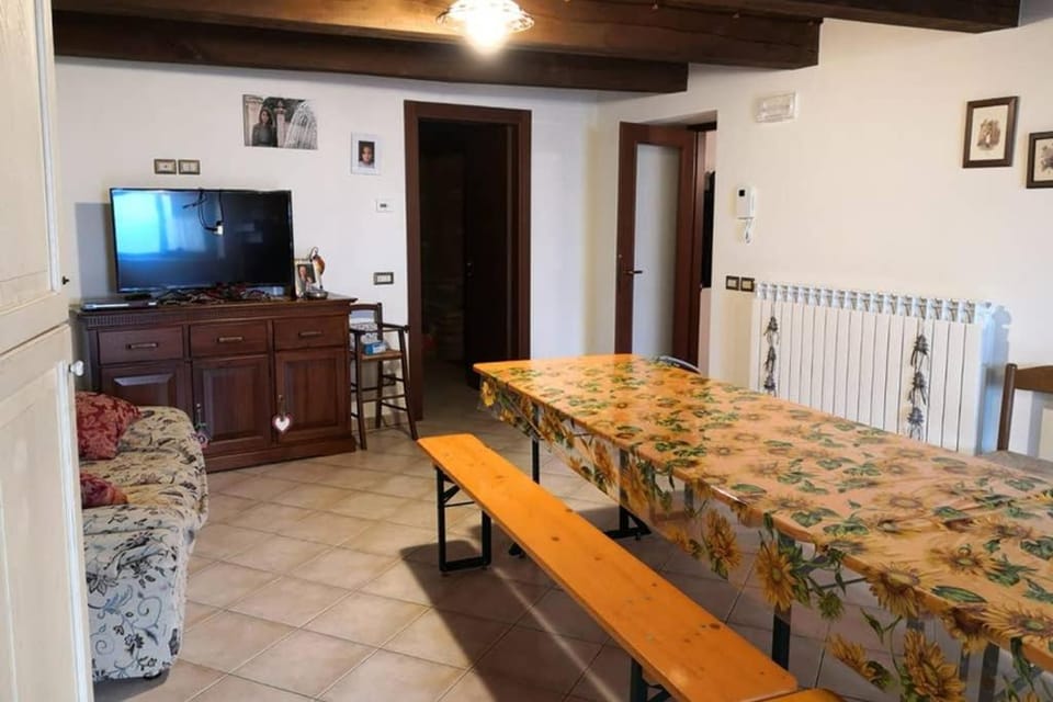 Communal lounge/ TV room, TV and multimedia, Living room, Seating area, Dining area