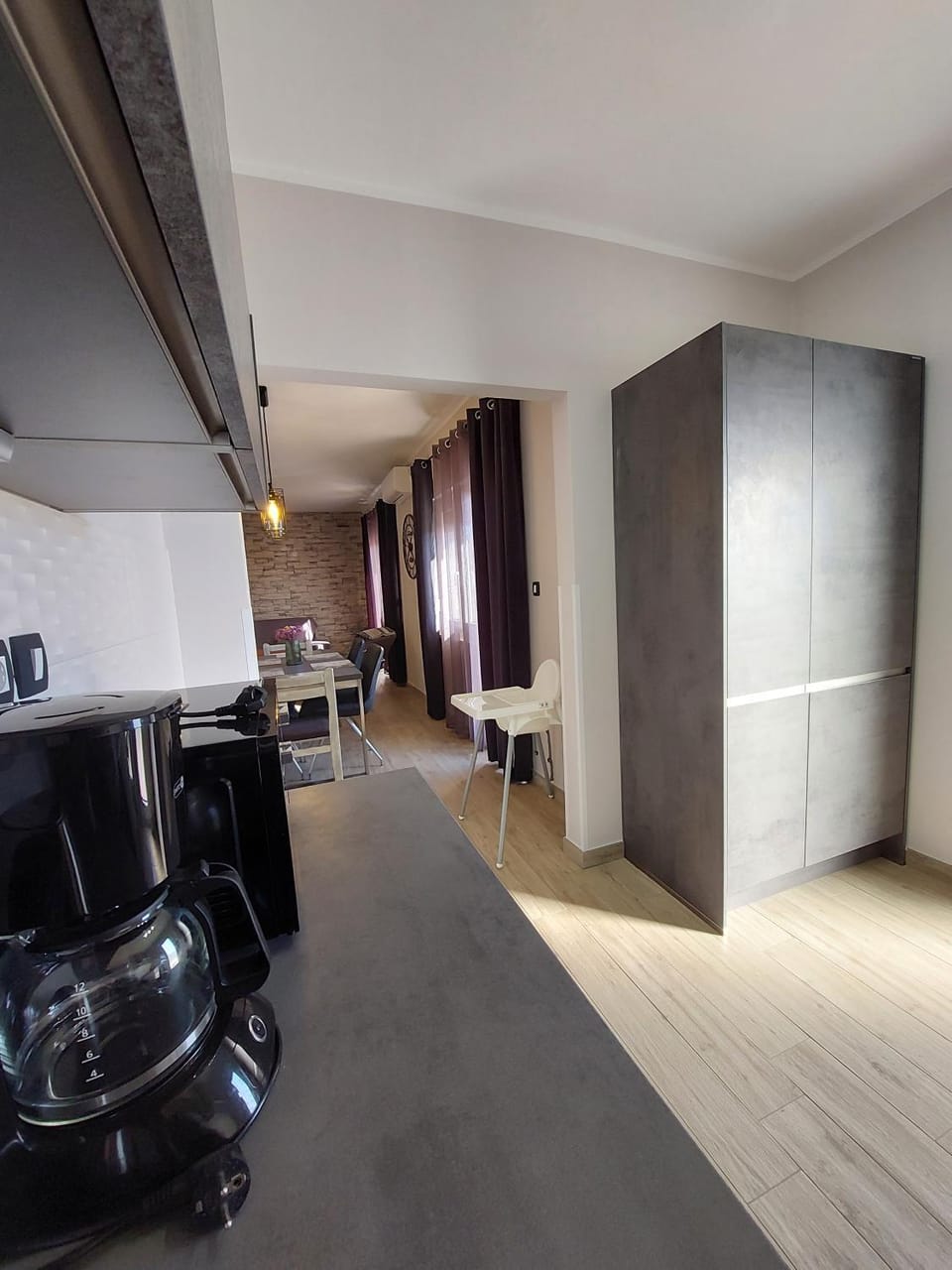 Kitchen or kitchenette, minibar
