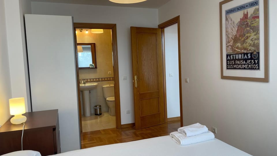 Bathroom, Decorative detail, Bedroom, Pets, Bath, Parking, internet, towels, towels