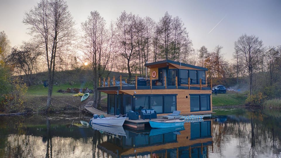 Dom na wodzie nad Jeziorem Krzywe Villa in Poland