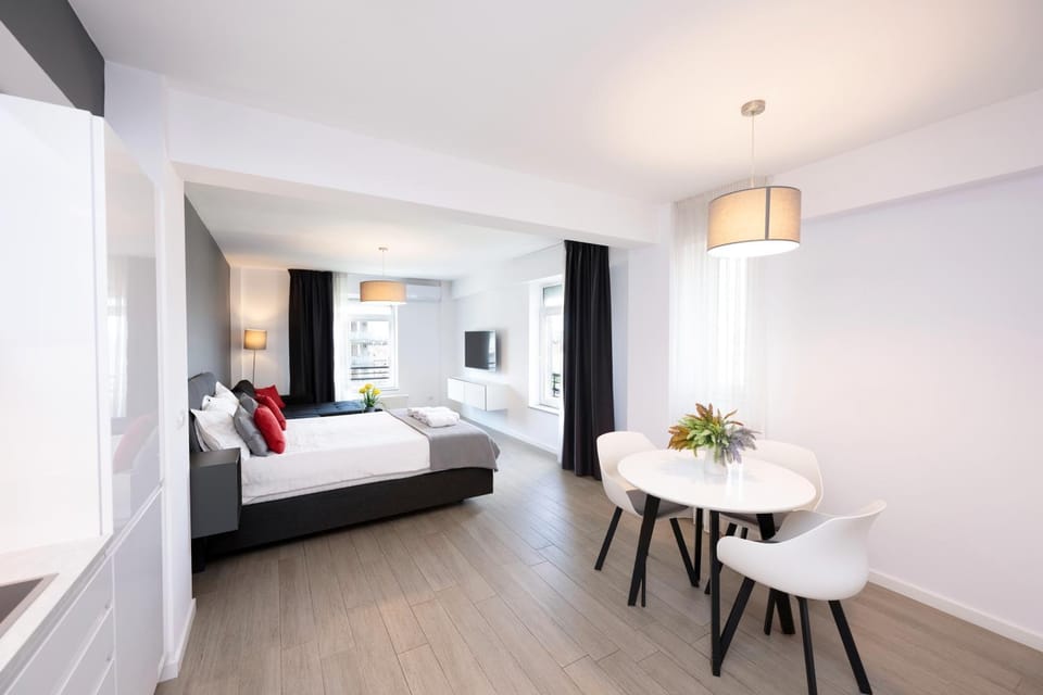 Bed, TV and multimedia, Living room, Photo of the whole room, Bedroom, air conditioner