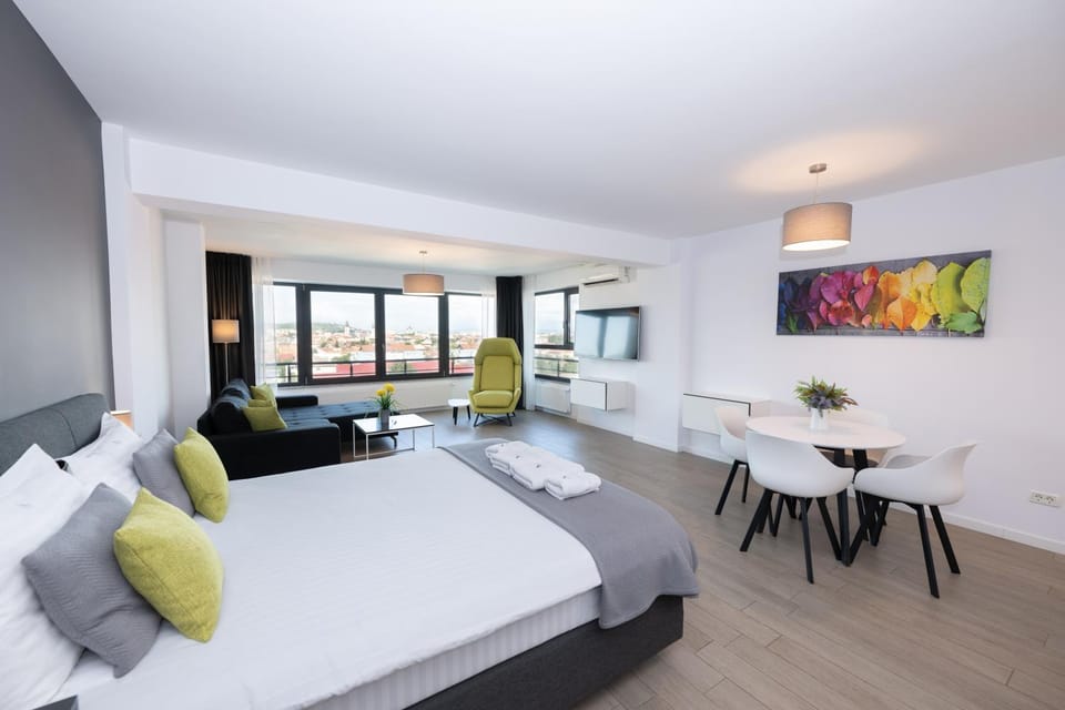 Bed, TV and multimedia, Living room, Photo of the whole room, Dining area, Bedroom, air conditioner