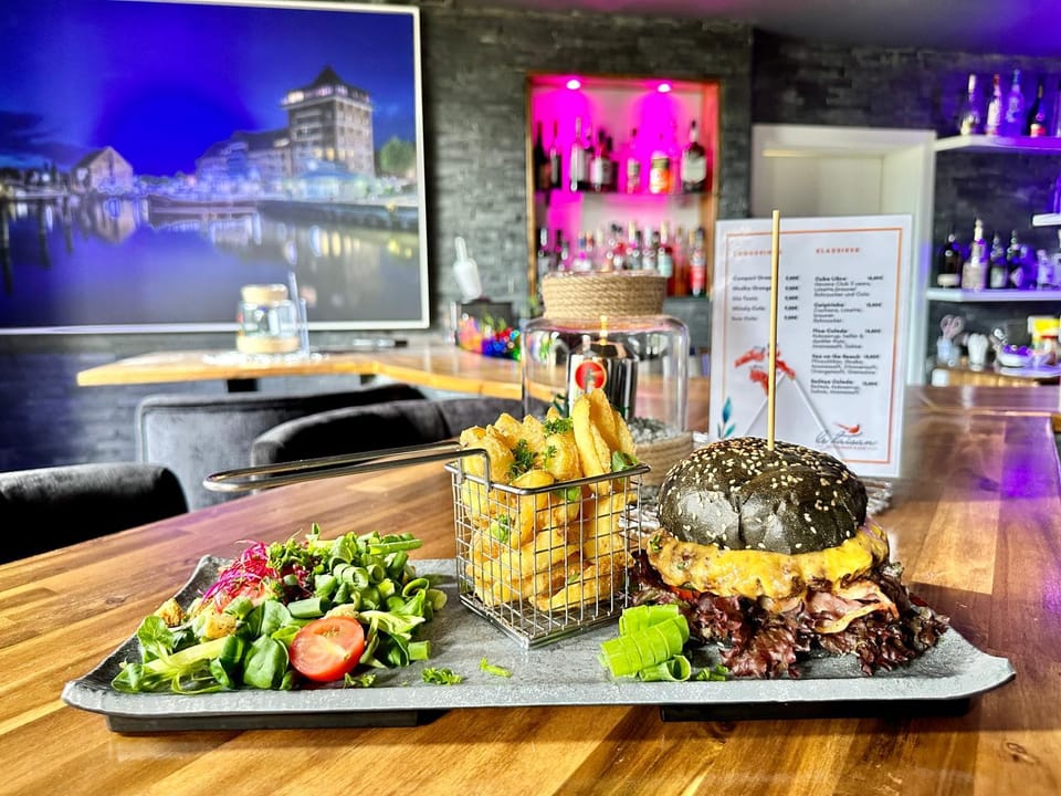 Restaurant/places to eat, Lounge or bar