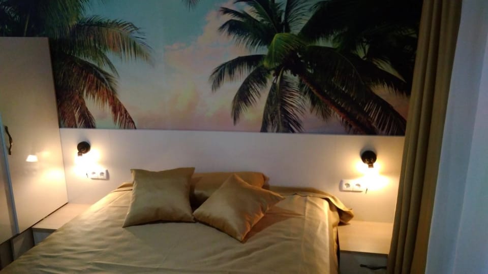 Bed, Photo of the whole room, Decorative detail, Bedroom