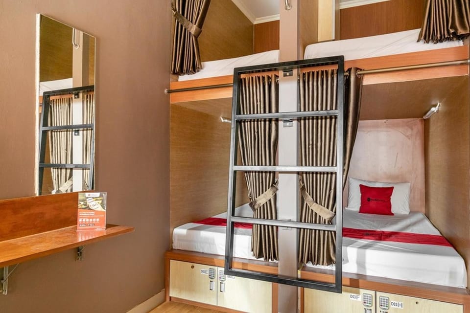 RedDoorz Hostel near LTC Glodok Bed and Breakfast in Jakarta