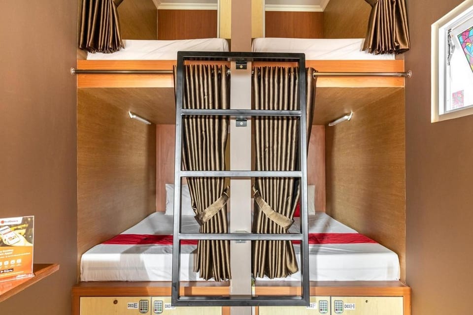 RedDoorz Hostel near LTC Glodok Bed and Breakfast in Jakarta